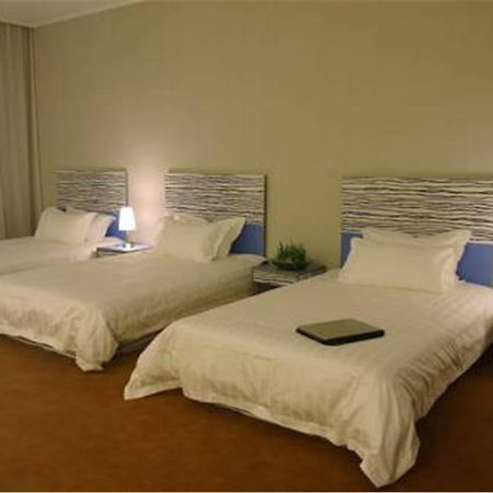 The Land Hotel Шанхай Екстериор снимка